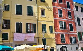 Vicolo Apartment, Pedestrian Centre, 2Bdr, 2,5 Bth, Aircondo, Private Parking, Easy To Train And Ferries, City Life